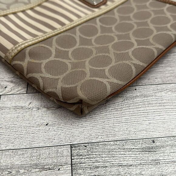 Nine West Large Canvas Wristlet - Picture 4 of 8